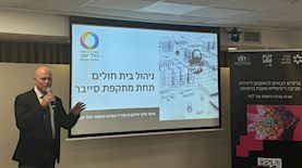 מנהל ביה"ח הלל יפה בחדרה מיקי דודקביץ בהרצאה על מתקפת סייבר, צילום: דוברות הלל יפה